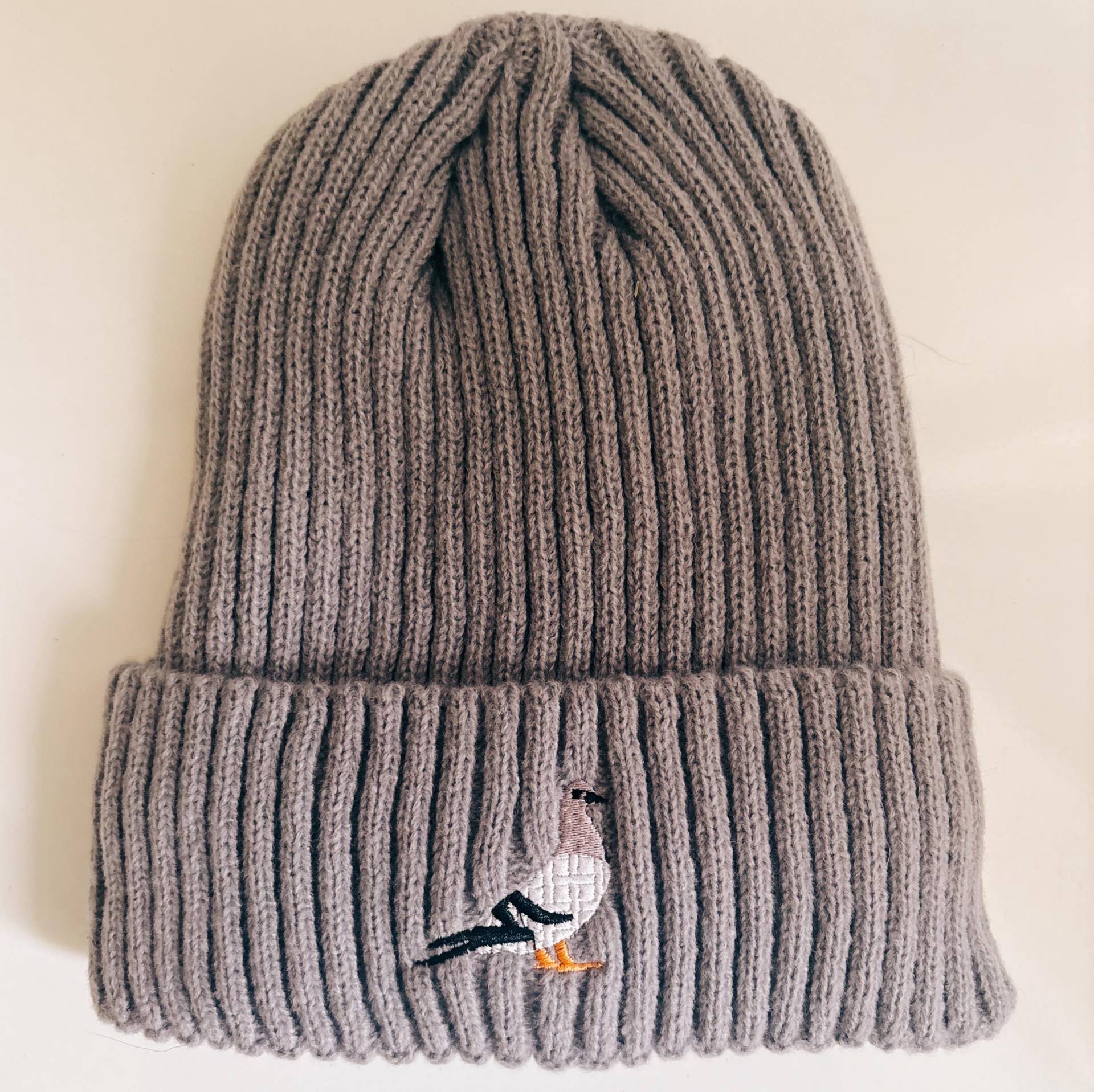 Pigeon Beanie - Cozy Knit Hat With Embroidered Bird Design, Perfect For Urban Wildlife Lovers & Casual Wear von StudioAndStuff