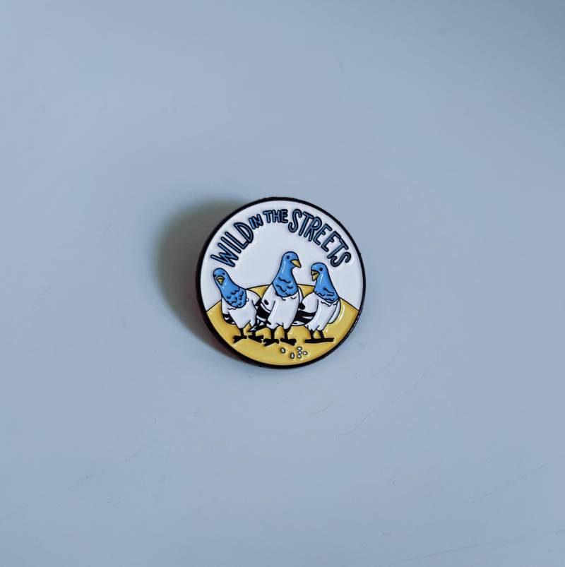 Pigeon Pin Brosche „Wild in The Streets" von StudioAndStuff