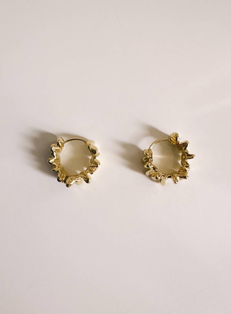 Sculptural Gold Hoop Earrings - Organic Texture Meets Timeless Elegance. A Bold Yet Refined Statement For Everyday Or Evening Wear von StudioAndStuff