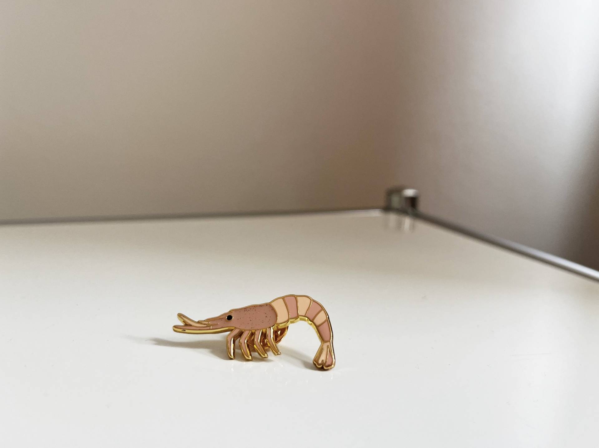 Shrimp Brosche Rosa Glitzer Garnele Fancy Shrimpy Pin von StudioAndStuff