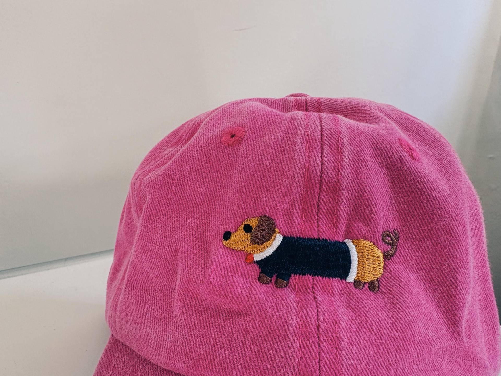 Vintage Pink Cap Featuring A Cute Dachshund Embroidery - Soft Cotton, Adjustable Fit & Perfect For Dog Lovers With Style von StudioAndStuff