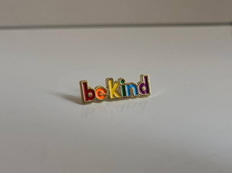 statement Brosche "Be Kind" statement Brosche "Be Kind" von StudioAndStuff