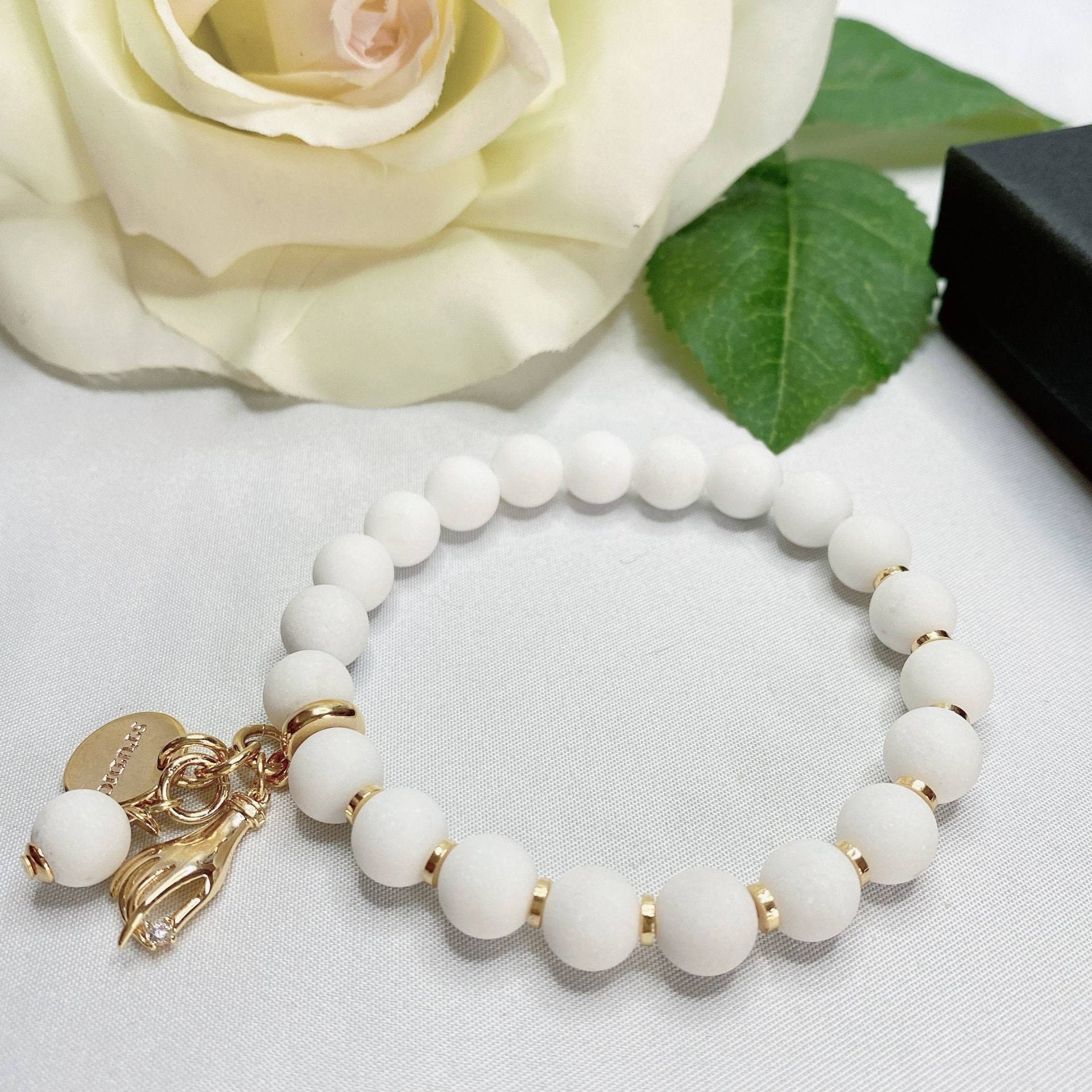 Weißes Armband, Hochzeitsschmuck, Achat Frauenarmband, Vergoldeter Charm, Stretch Geschenk Für Frauen von StudioArtJewelry