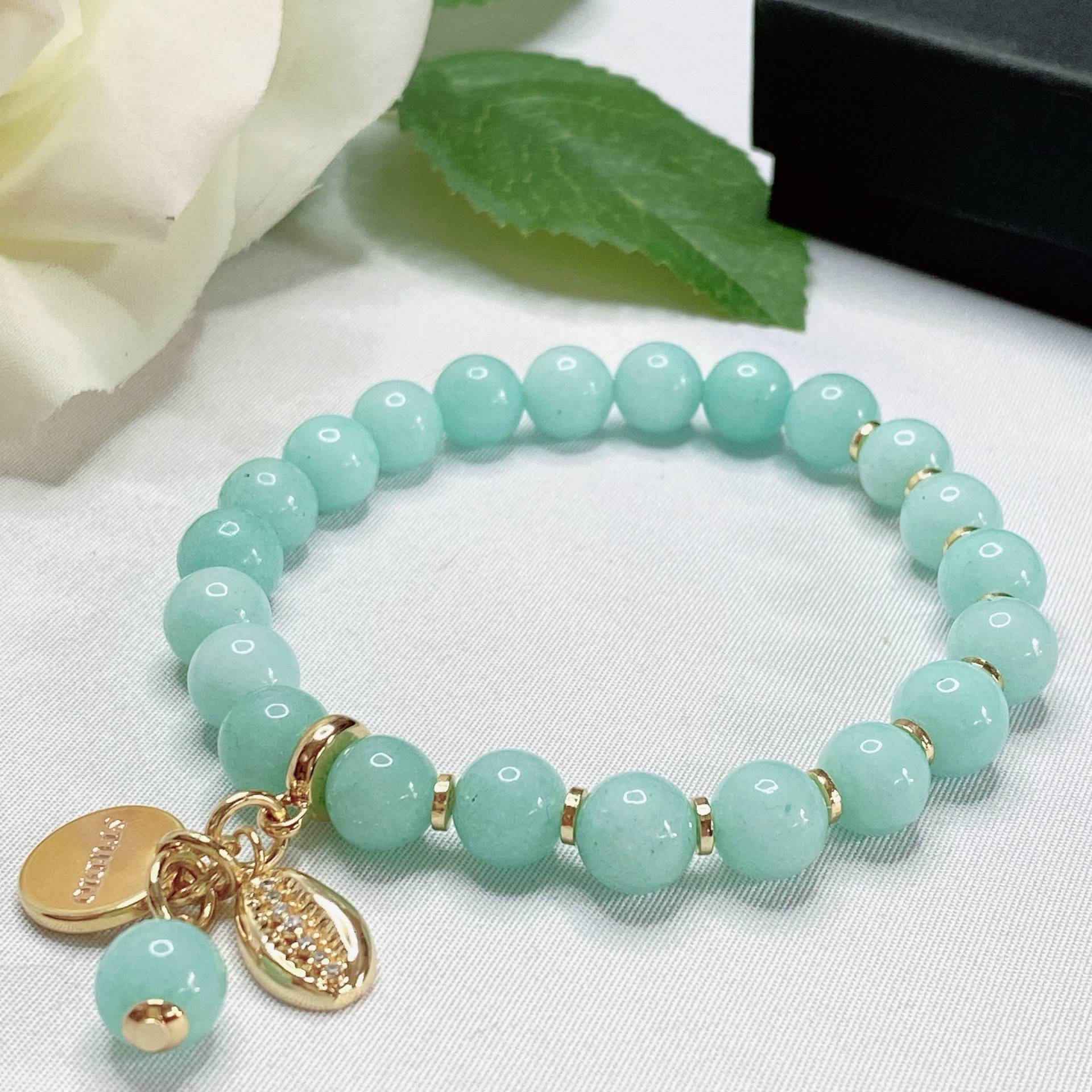 Wunderschönes Mint Jade Armband, Frau Blaues Vergoldete Charms, Armband Geschenk, Geburtstagsgeschenk, Frauen Schmuck von StudioArtJewelry