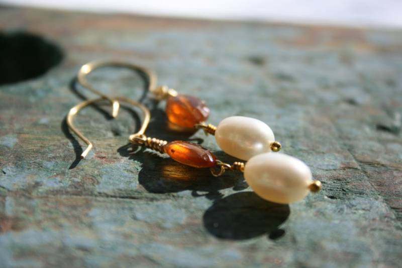 Bernstein Und Süsswasserperle Ohrringe Vergoldet von StudioAtPennyLane