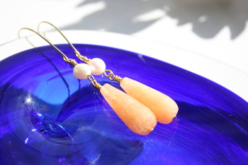 Pfirsich Jade Teardrop Ohrringe Süßwasser Perle Ohrringe von StudioAtPennyLane