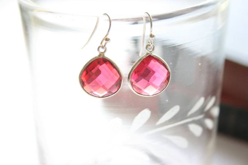 Rubinrote Kristallohrringe Silber Bezeled Teardrop, Juli Geburtsstein von StudioAtPennyLane