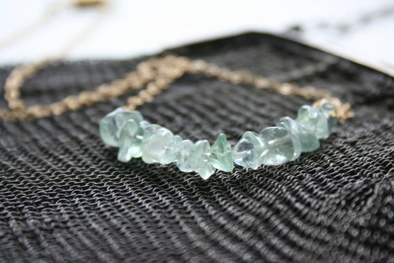 Grüner Amethyst Cluster Boho Edelstein Splitter, 19 "Vergoldete Kette." von StudioAtPennyLane