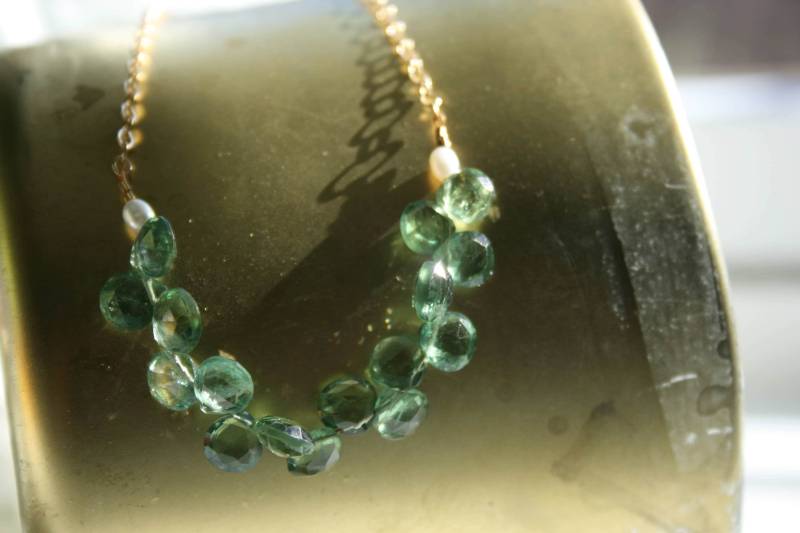 Grüne Apatit-Edelstein-Cluster-Halskette, Vergoldete Kette, 40 cm von StudioAtPennyLane