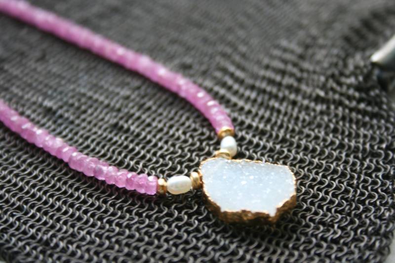 Rosa Saphir Halskette Weisser Quarz Druzy, Süsswasserperle, 43 cm Langer Edelstein Anhänger von StudioAtPennyLane