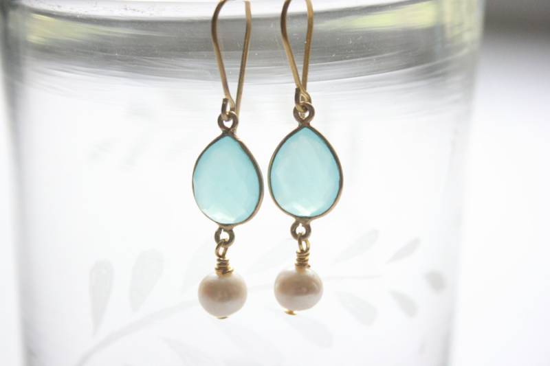 Hellgrüne Chalcedon Ohrringe Vermeil Gold & Süsswasserperle von StudioAtPennyLane