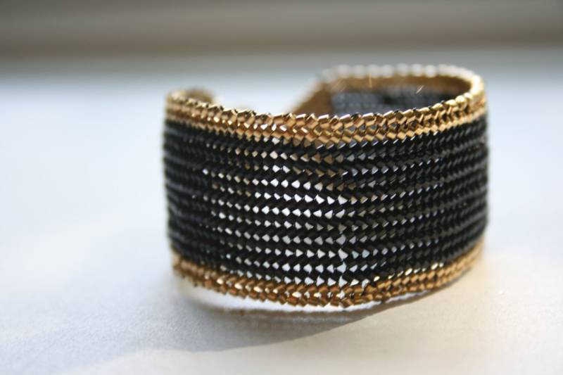 Schwarz Und Gold Fischgrät Knebelverschluss von StudioAtPennyLane