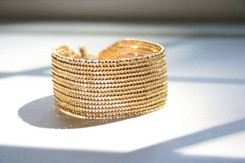 Gold Perlen Manschette Armband Fischgrät Knebelverschluss, Boho Chic von StudioAtPennyLane