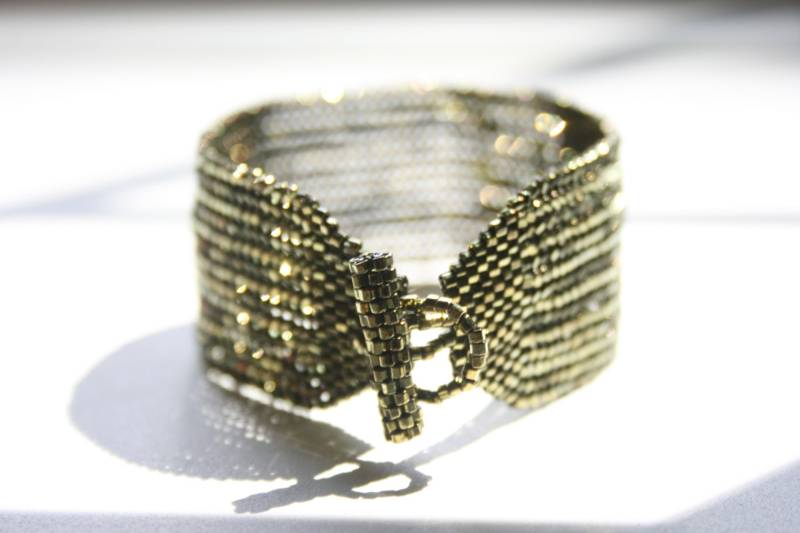 Olive Grün Perlen Armreif Fischgrät Knebelverschluss von StudioAtPennyLane