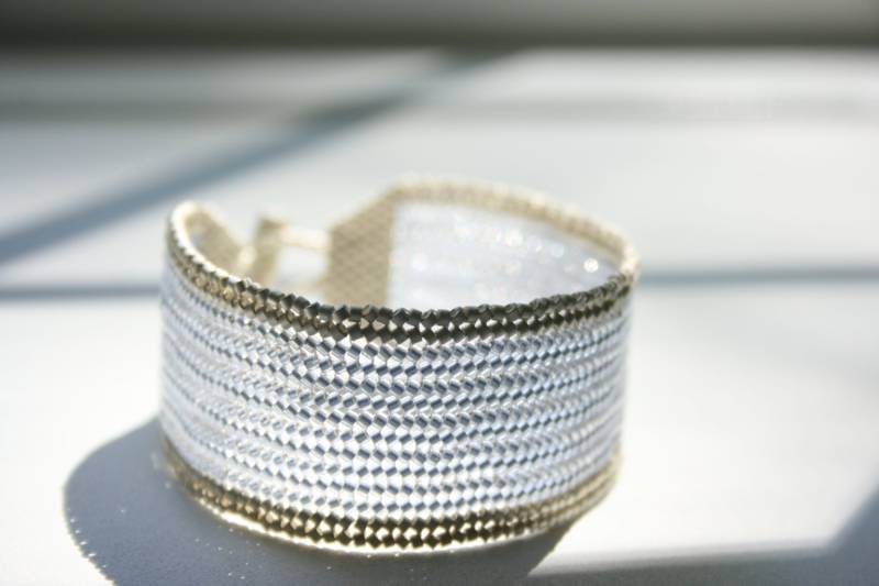 Perlen Manschette Armband Lavendel & Perle Weiß Herringbone Toggle von StudioAtPennyLane