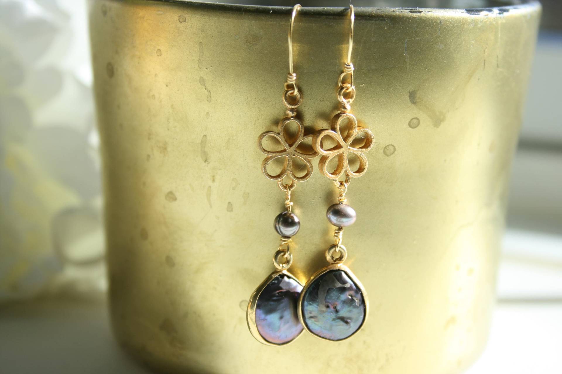 Schwarze Perlen Ohrringe Gold Blume, Boho Lünette von StudioAtPennyLane