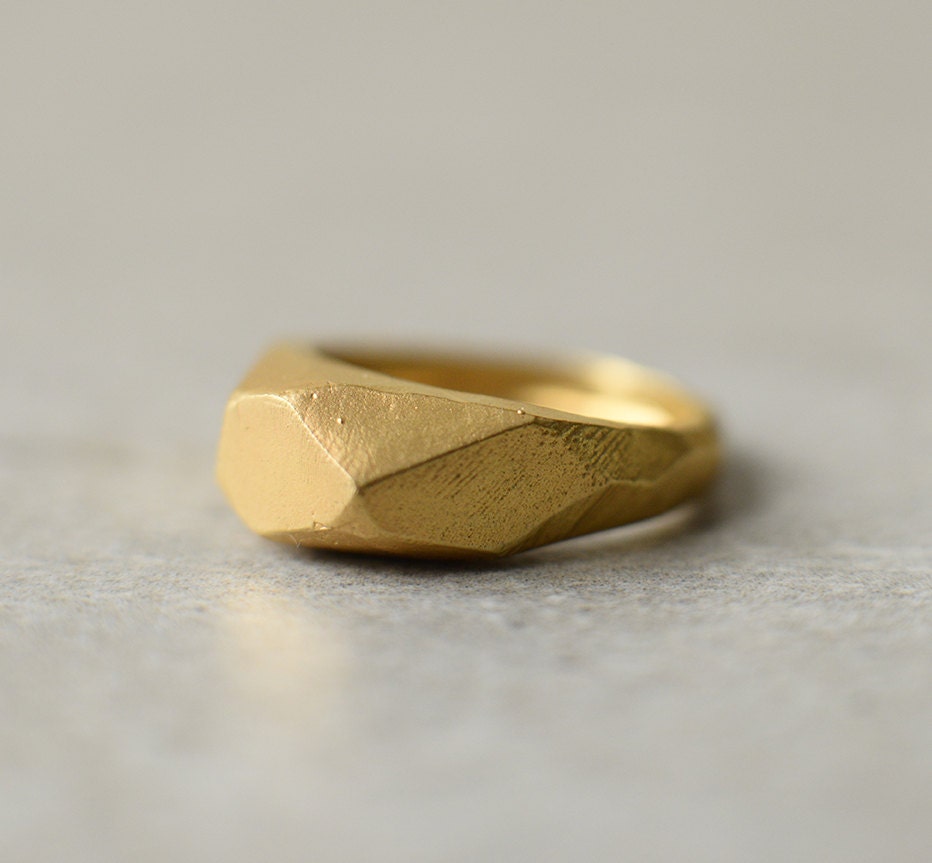 Facettierter Goldener Ring, Verlobungsring, Ehering, Weihnachtsgeschenk Für Sie, Rustikal, Statementring, Handgemacht, Geometrie, Studio Baladi, Roh von StudioBALADI