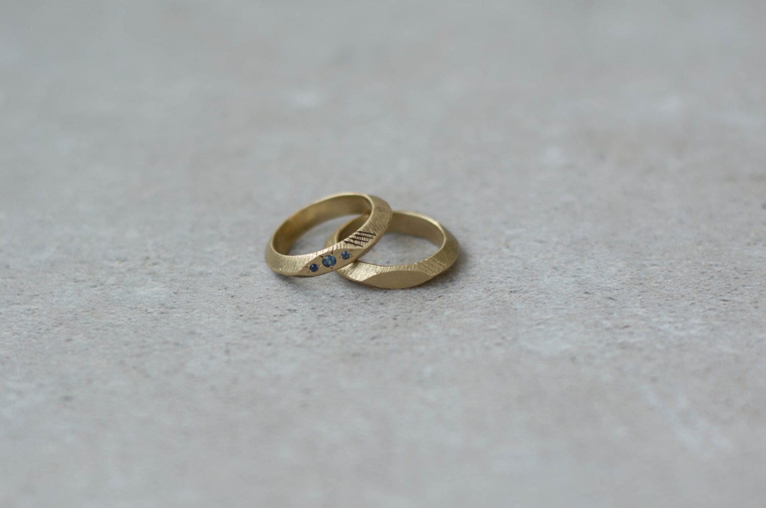 Roher Messing Und Saphire Ring, Handgemacht Minimalistisch Valentinstag Geschenk, Geometrisch, Rustikal, Ehering, Baladi, Designer Mans Verlobung von StudioBALADI