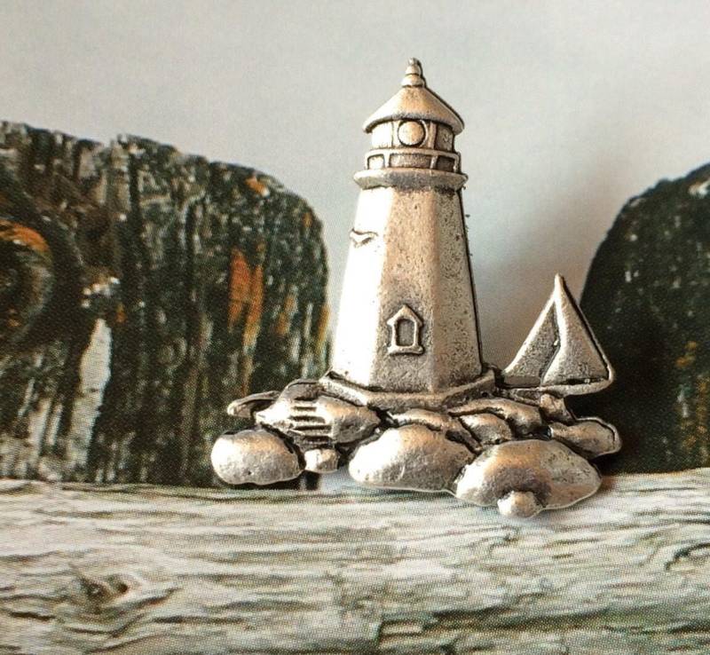 Leuchtturm Pin Mit Segelboot Leuchtturm Pin Mit Segelboot von StudioBZ