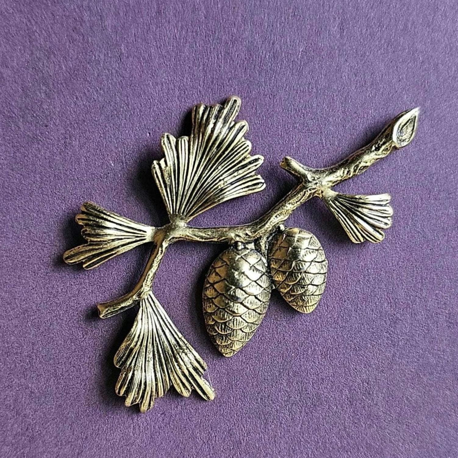 Pine Cone Ast Pin Oder Ohrringe Antikes Gold Silber Finish Pine Cone Ast Pin Oder Ohrringe Antikes Gold Silber Finish von StudioBZ