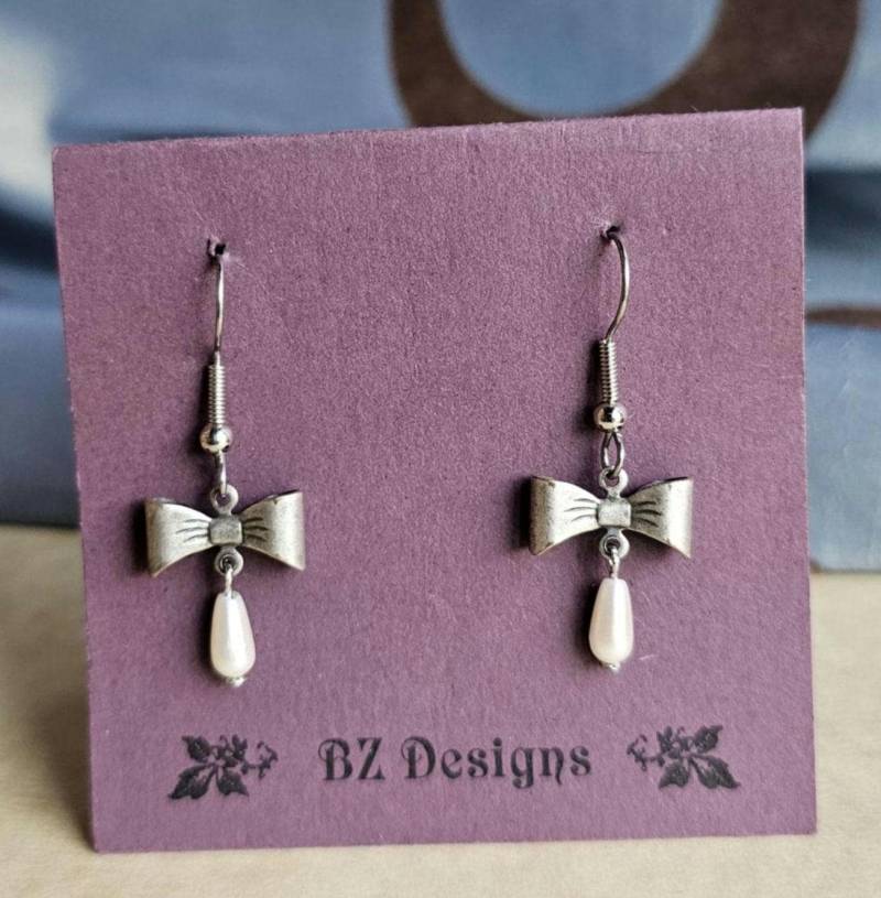 Schleife Mit Zuchtperle Teardrop Ohrringe Chirurgenstahl Ohrhaken Schleife Mit Zuchtperle Teardrop Ohrringe Chirurgenstahl Ohrhaken von StudioBZ