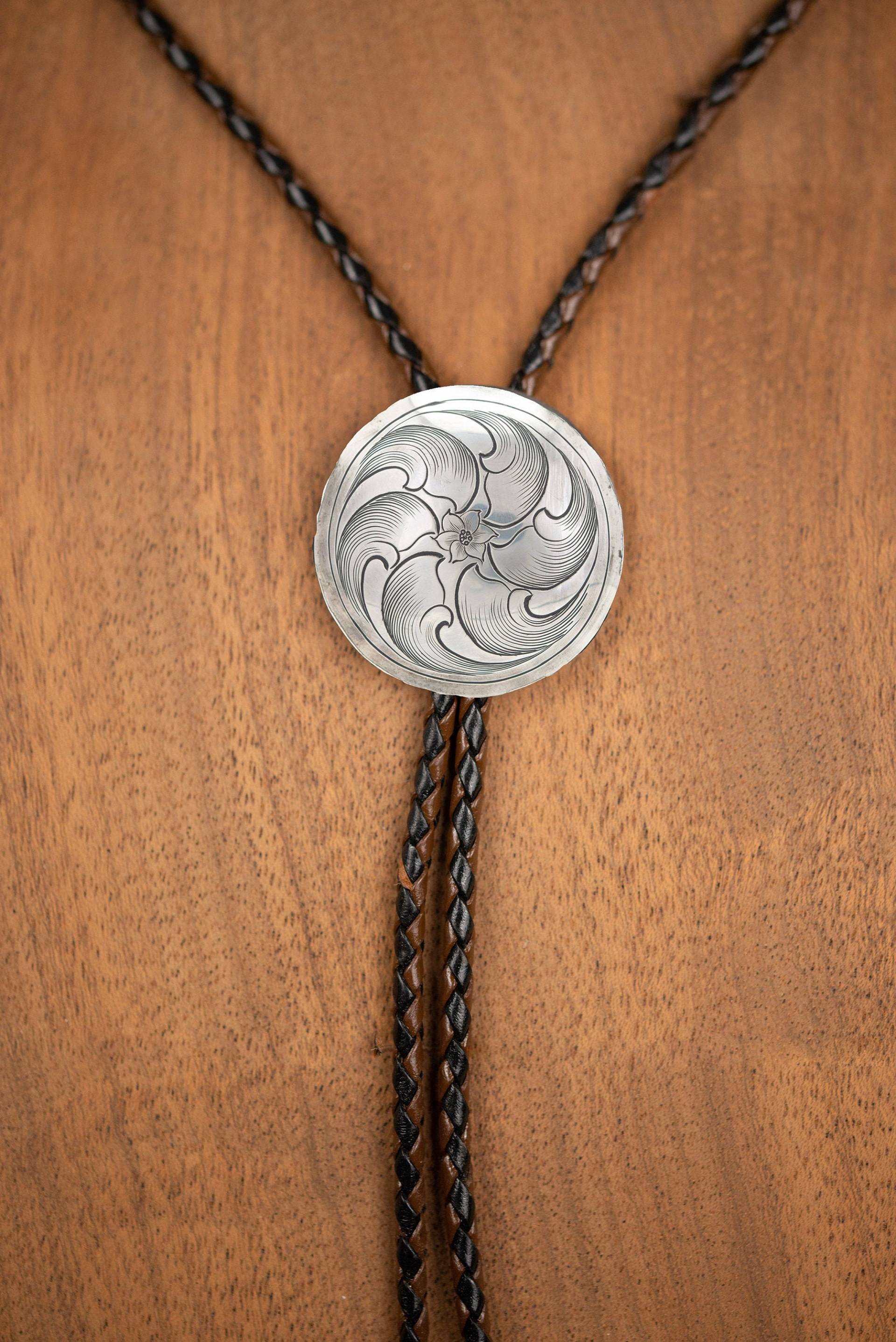 Handgemachte Sterling Silber Krawatte Western Lederband, Concho Mit Gravur von StudioBehara