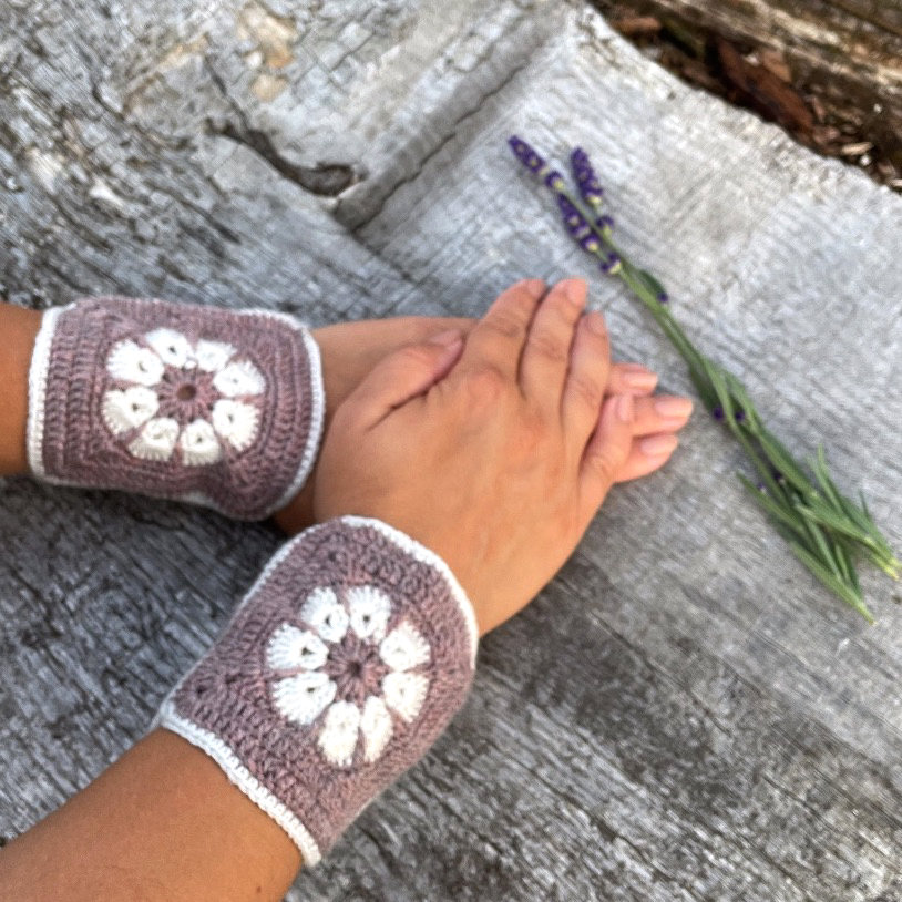 Merino Wolle Pulswärmer Im Blumenmuster von StudioByJV