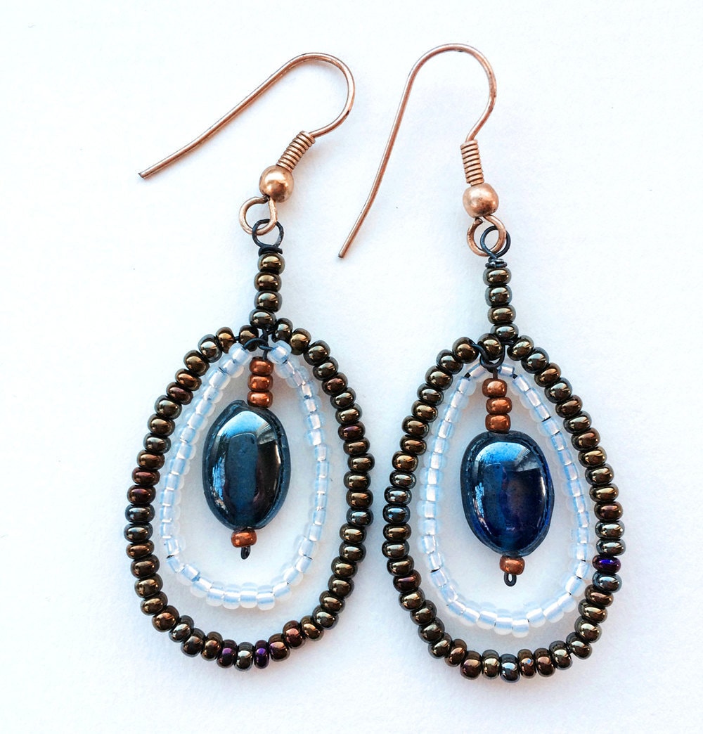 Blaue Perlen Ohrringe Mit Weiß Und Bronze Boho Creolen Blaue Perlen Ohrringe Mit Weiß Und Bronze Boho Creolen von StudioCeladon