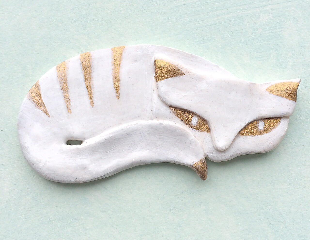 Katzen Brosche Hand Geschnitzt in Polymer Clay Weiß & Gold Katzenschmuck Katzen Brosche Hand Geschnitzt in Polymer Clay Weiß & Gold Katzenschmuck von StudioCeladon
