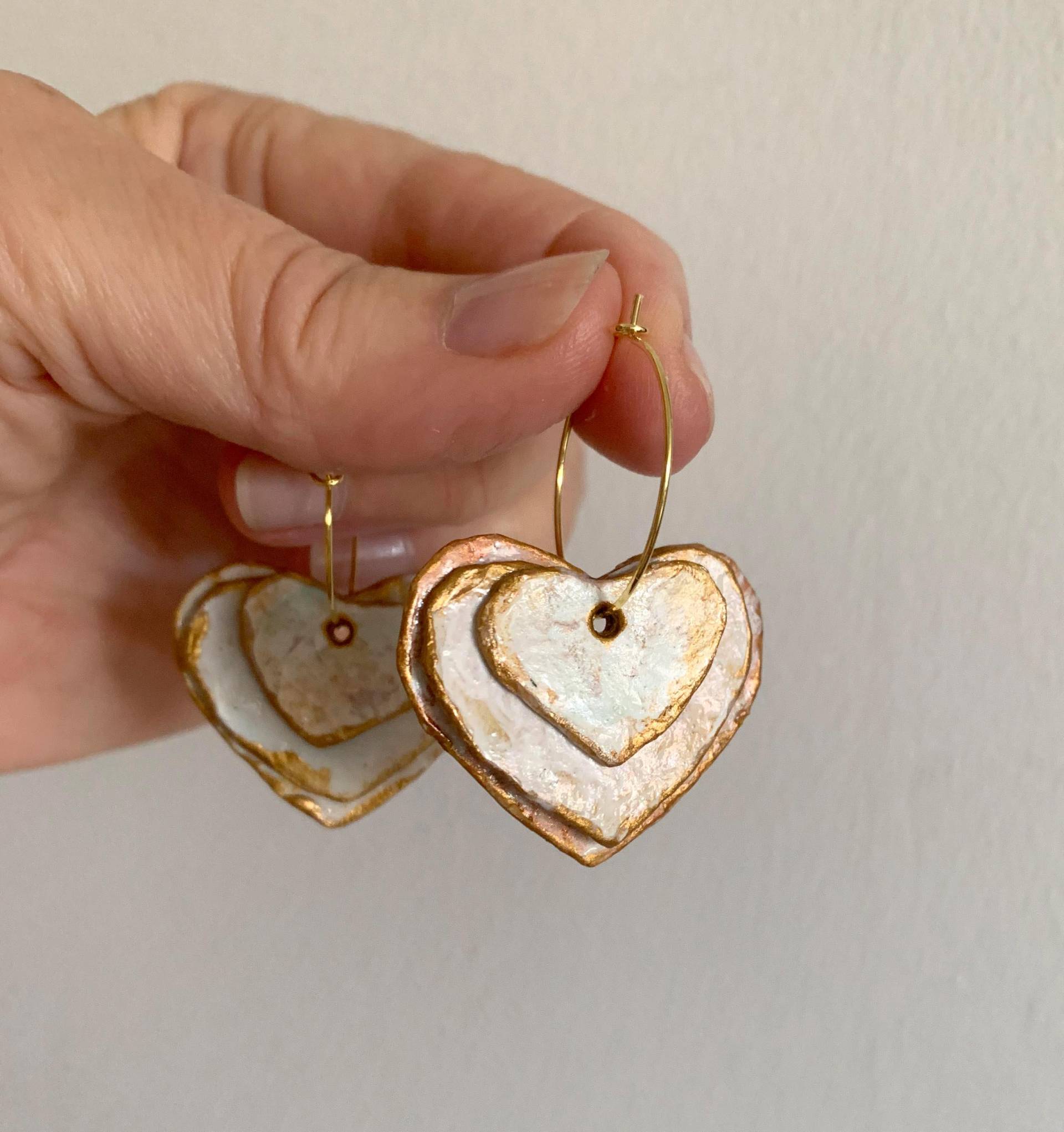 Papier Mache Hearts Ohrringe, 3 Rustikale Herzen An Einem Reifen Mit Kupfer/Gold Pro Patina, Recycelter Handgemachter Schmuck Boho Chic Papier Mache Hearts Ohrringe, 3 Rustikale Herzen An Einem Reifen Mit Kupfer/Gold Pro Patina, Recycelter Handgemachter Schmuck Boho Chic von StudioCeladon