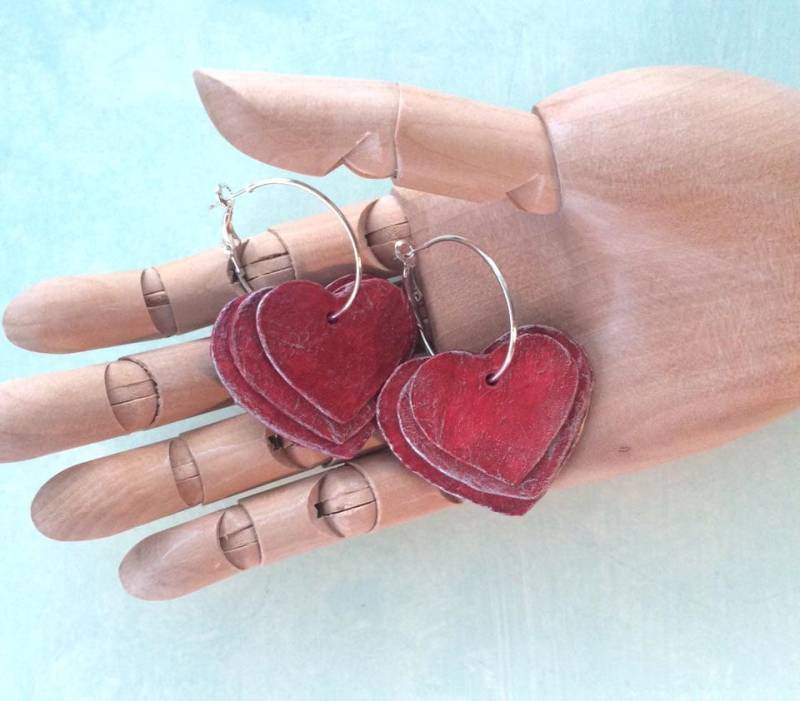 Rot Und Silber Papier Mache Ohrringe, 3 Herzen Hängen An Einem Hoop, Rustikale Distressed Patina, Recycelter Handgemachter Schmuck Boho Chic von StudioCeladon