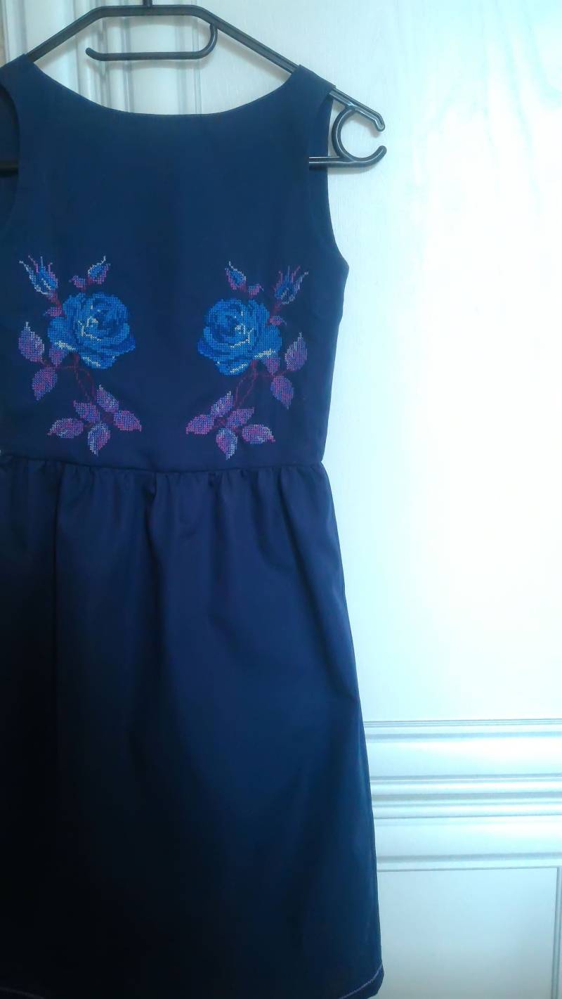 Blaues Kleid Für Das Mädchen. Sommerkleid. Mädchen-Baumwoll-Kleid, Wachstum 140. Mädchen-Party-Kleid. Sommermode. Ornament Einer Rose von StudioClothingLADI