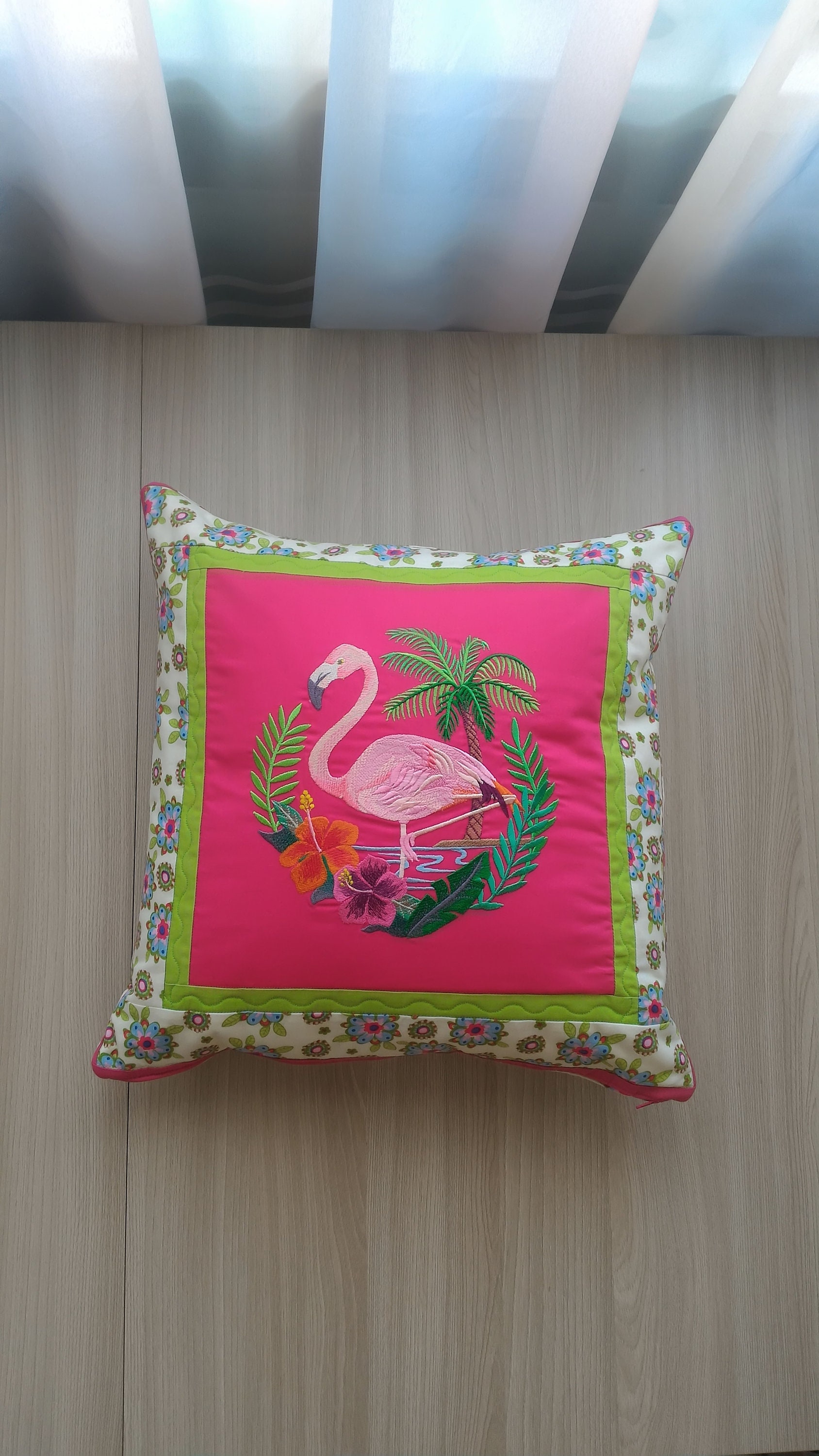 Bunte Dekorative Kissenbezug, in Der Technik Des Patchwork Mit Stickerei "Pink Flamingo" Gemacht von StudioClothingLADI