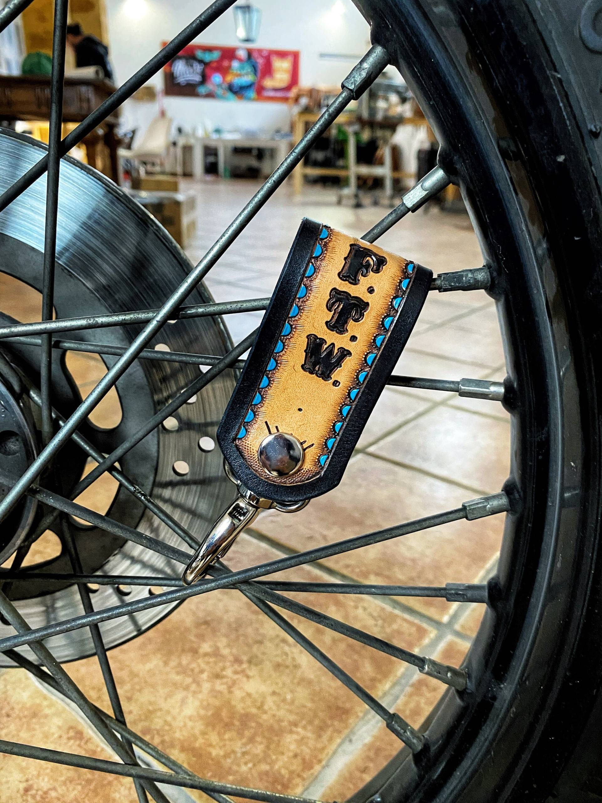 Handgefertigter Leder Ftw Schlüsselanhänger, Biker Geschenk Handgefertigter Leder Ftw Schlüsselanhänger, Biker Geschenk von StudioCustomLeather