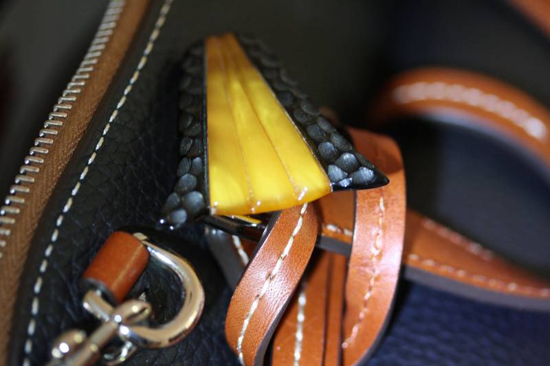 Art Deco Kleid Clip in Apfelsaft Und Schwarzem Celluloid von StudioFind