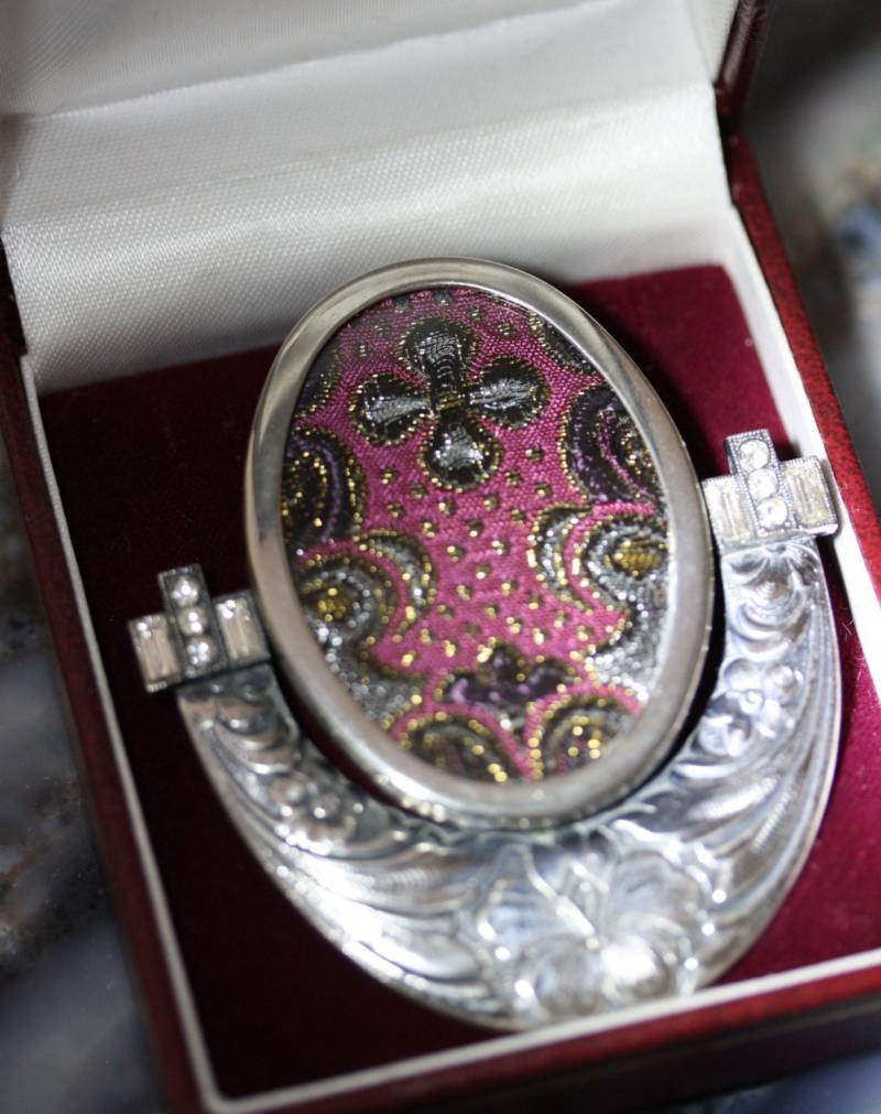 Bemerkenswerte, Ermani Bulatti Stoff Und Silber Brosche Aus Großbritannien von StudioFind