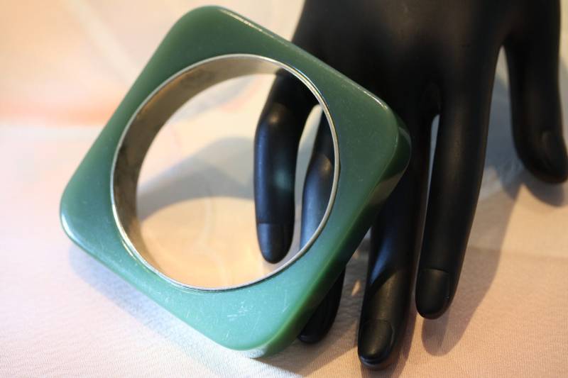 Exzellenter Jade Grün Vintage Lucite/Bakelit Armreif von StudioFind