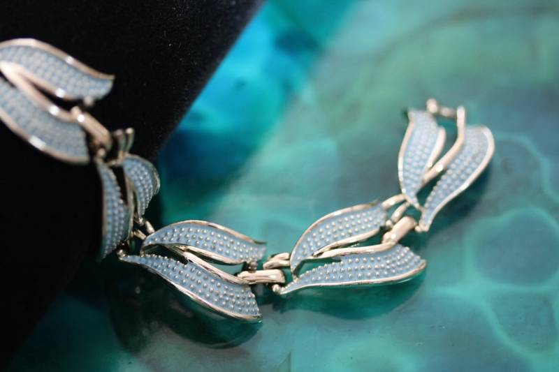 Kramer Vintage Mid Century Blass Rotkehlchen Eiblau Armband von StudioFind