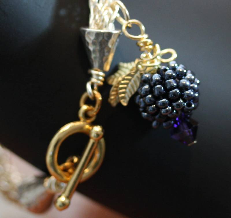 Leckeres Schwarzes Himbeer Wikinger Knit Toggle Armband von StudioFind