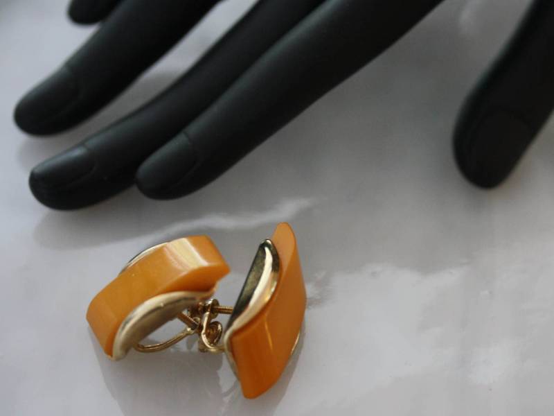 Maßgeschneiderte Vintage Eigelb Bakelit Schraub-Ohrringe von StudioFind