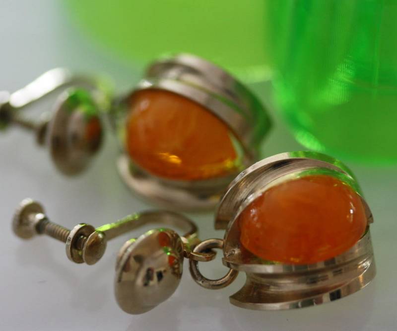 Saftiger Tangerine Gripoix Look Lucite Vintage Art Deco Schraub Ohrringe von StudioFind