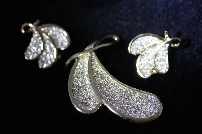 Vintage Kramer Versilber Und Pave Diamant Ohrclips Brosche von StudioFind