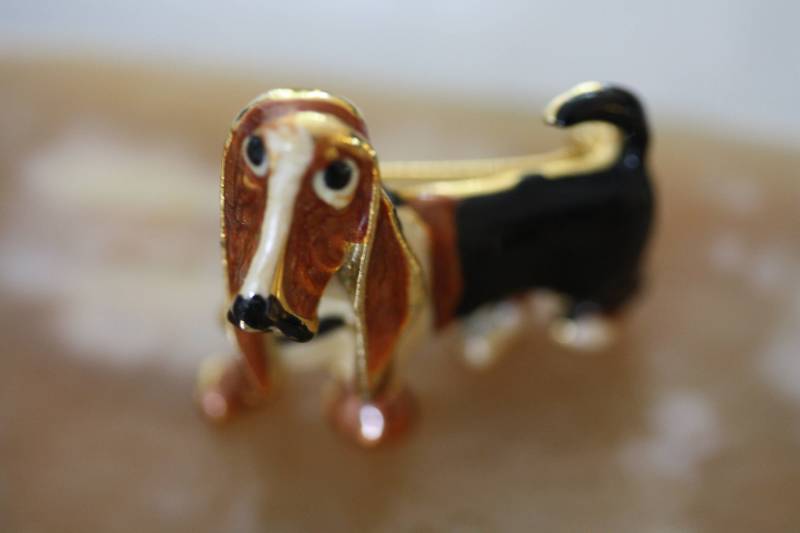Wunderschöne Basset Brosche Emaille Mid Century Anstecknadel Wunderschöne Basset Brosche Emaille Mid Century Anstecknadel von StudioFind