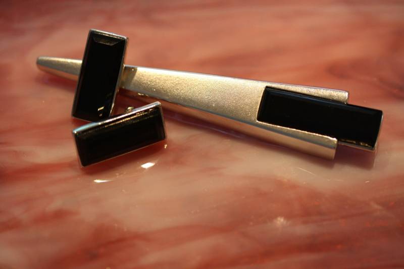 Wunderschöne Kunio Matsumoto Deco Modern Pin Und Ohrringe von StudioFind