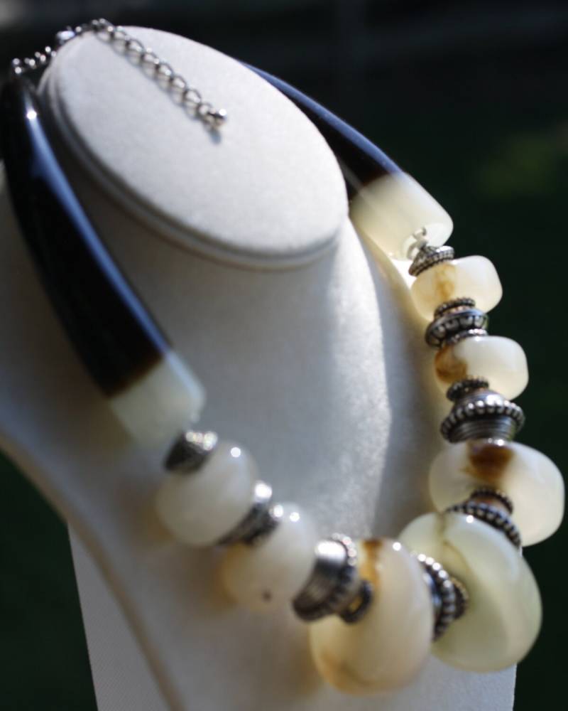 Wunderschöne Vintage Lucite Horn Halskette von StudioFind