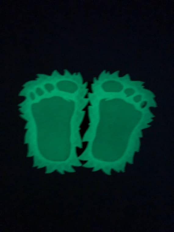 Bigfoot Sasquatch Hairy Feet in 3D-Black Glow The Dark With White License Plate Insert-I Believe von StudioFrame