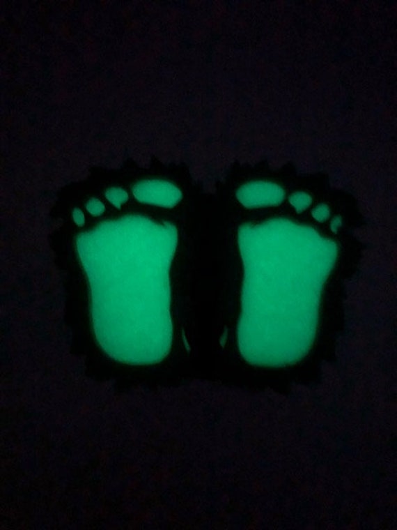 Bigfoot Sasquatch Hairy Foot Feet in 3D-Glow Dark With Green Hair-Glow The 2 Inch Trailer Hitch Cover-Love Urban Myth von StudioFrame