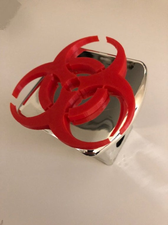 Biohazard-Logo in 3D - 2-Zoll-Anhängekupplung Abdeckung Chrom Mit Rot Zombie-Antwort von StudioFrame