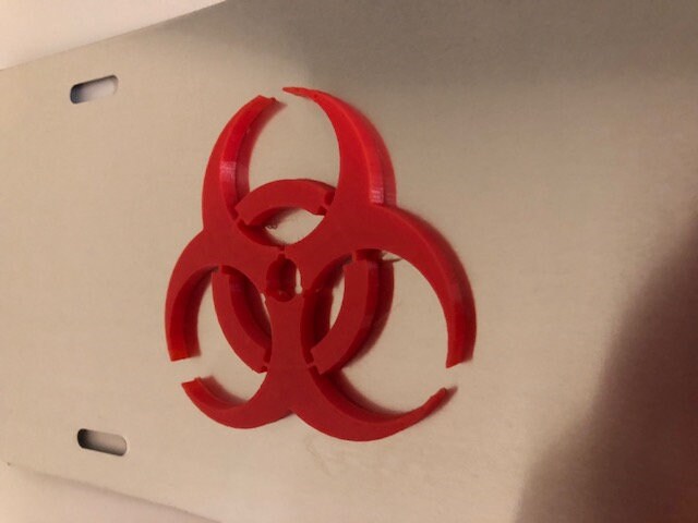 Biohazard-Logo in 3D - Grau Mit Roten Nummernschild Einsatz Zombie-Antwort von StudioFrame