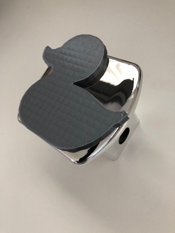 Ente in 3D - 2-Zoll-Trailer Hitch Abdeckung Chrom Mit Grau Love Gone Jagd von StudioFrame
